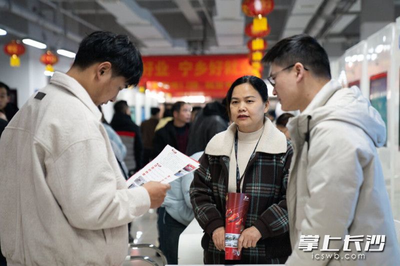 现场人头攒动。