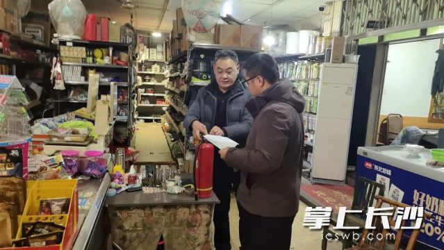 工作人员聚焦小餐饮、小商店、小加工等重点场所，围绕关键环节，逐一核对隐患整改情况。  长沙晚报通讯员 邓娟供图