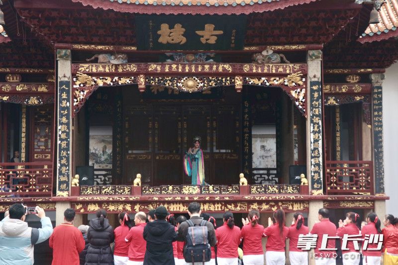 陶公庙古戏楼上演花鼓戏经典剧目,引得一众游客驻足观看,拍手叫好。 陶公庙古戏楼上演花鼓戏经典剧目,引得一众游客驻足观看,拍手叫好。