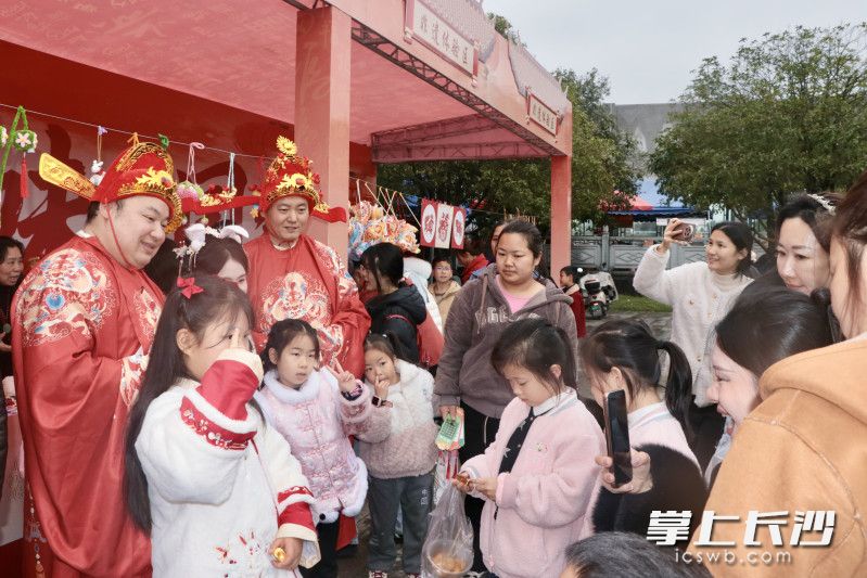 游客们打卡陶公庙会非遗体验区,与“财神爷”NPC合影。 游客们打卡陶公庙会非遗体验区,与“财神爷”NPC合影。