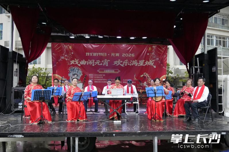 深情的旋律，歌颂新时代发展成就。