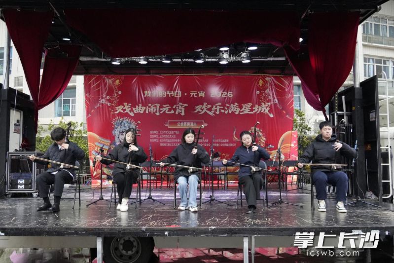 3月1日,“弦韵马驰·胡音贺岁”二胡专场新年雅乐会在长沙群艺馆举行。均为长沙晚报通讯员 张国栋 摄 3月1日,“弦韵马驰·胡音贺岁”二胡专场新年雅乐会在长沙群艺馆举行。均为长沙晚报通讯员 张国栋 摄