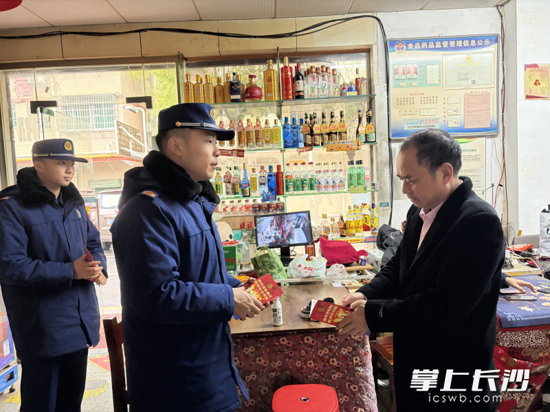 消防宣传员在沿街店铺开展宣传。长沙晚报通讯员 刘鑫 摄