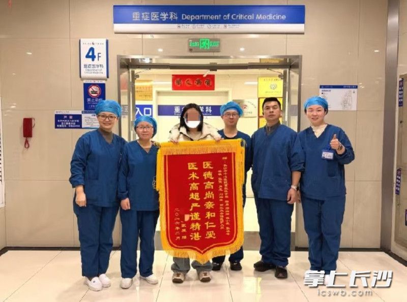 患者家属专程为重症医学科医护人员送上锦旗以表达谢意。通讯员供图