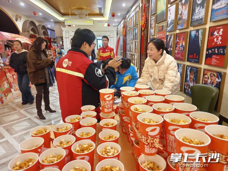 快递员入场。 均为长沙晚报全媒体记者宁莎鸥摄