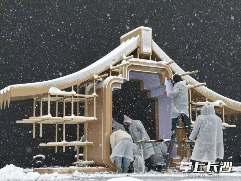 工作人员检查布景。 均为湖南卫视供图