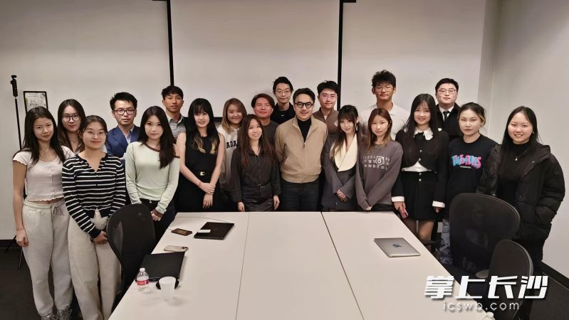 汪涵与创业青年。湖南卫视 供图