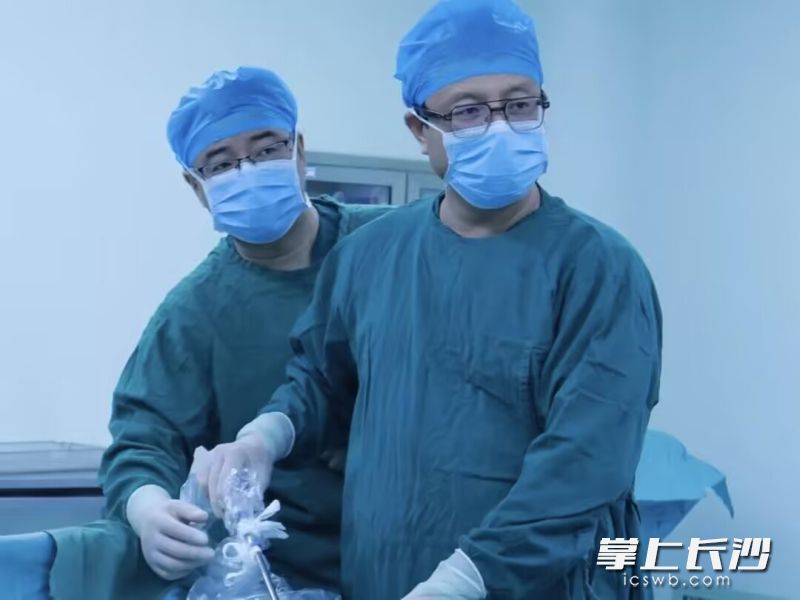 长沙市第四医院普通外科二病区团队为患者做手术。长沙晚报通讯员 陈游 供图 长沙市第四医院普通外科二病区团队为患者做手术。长沙晚报通讯员 陈游 供图