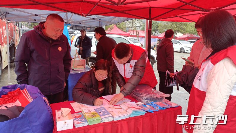 志愿者们摆展板、发资料、解疑惑，用通俗易懂的语言普及“三献”知识。长沙晚报通讯员 周娟芳 供图