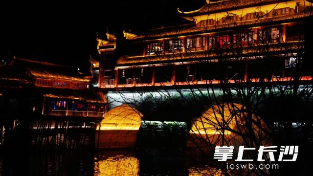 元宵节晚上雨水暂停,赏灯、散步是不错的选择。 长沙晚报全媒体记者 舒元臻 摄 元宵节晚上雨水暂停,赏灯、散步是不错的选择。 长沙晚报全媒体记者 舒元臻 摄