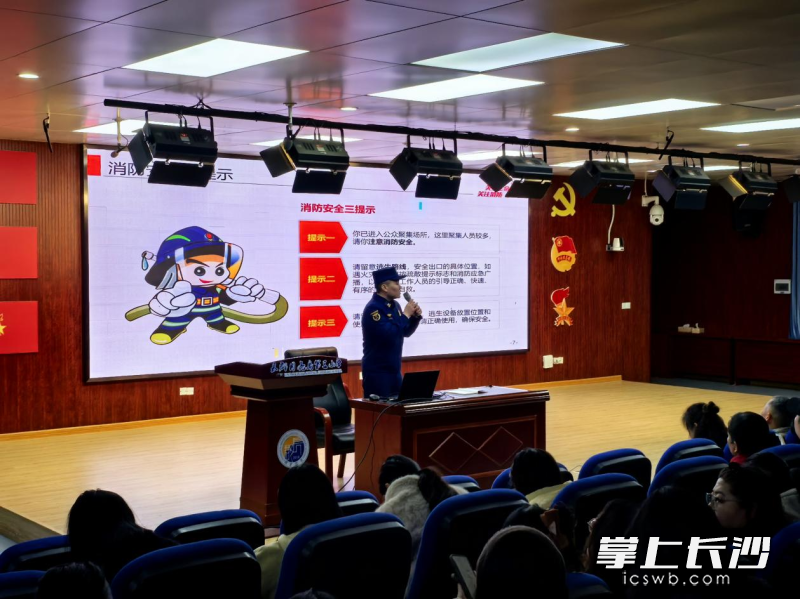 消防员在为师生上“第一课”。 长沙晚报通讯员 文俊杰 摄