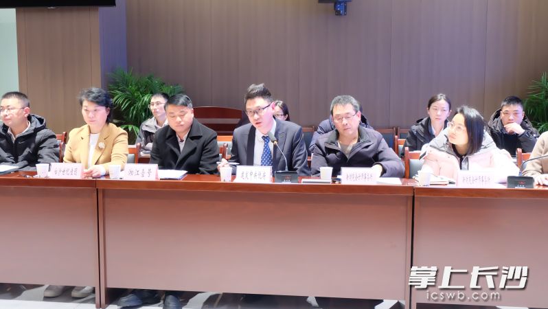 天心区白沙世纪佳园、开福区湘江壹号、雨花区建发中央悦府等小区的物业企业代表在会上分别作表态发言。 天心区白沙世纪佳园、开福区湘江壹号、雨花区建发中央悦府等小区的物业企业代表在会上分别作表态发言。