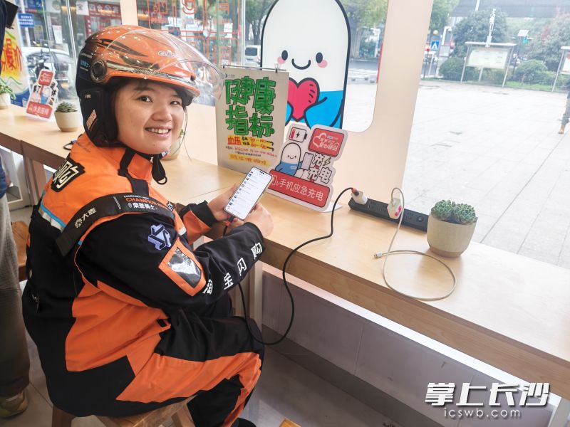 风里来雨里去的骑手们实属不易，奔跑的路上没有性别之分，刘新云作为女骑手克服了更多的困难。 长沙晚报全媒体记者 徐媛 摄
