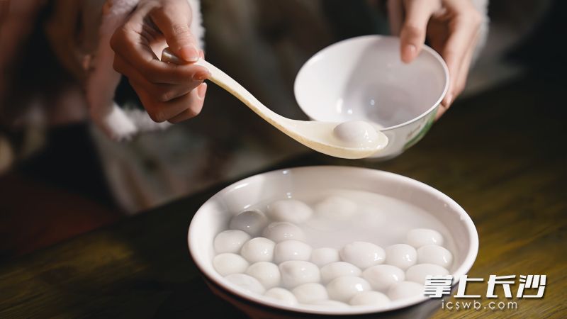 炭河古城景区,穿着古装的游客正品尝着软糯甜蜜的汤圆。 通讯员供图 炭河古城景区,穿着古装的游客正品尝着软糯甜蜜的汤圆。 通讯员供图