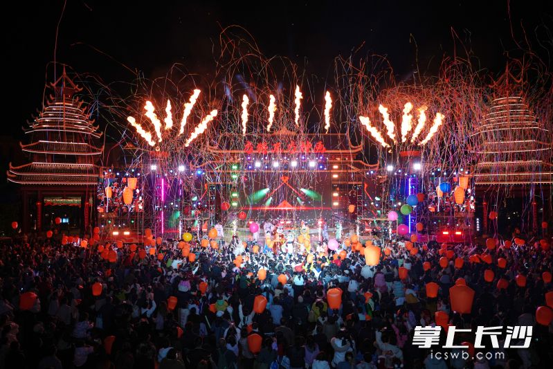 长沙方特的“宋潮千灯节”将千灯盛景、民俗互动与精彩演艺完美串联,为游客勾勒出大宋盛世图景。 长沙晚报全媒体记者 张禹 通讯员 刘林凤 摄 长沙方特的“宋潮千灯节”将千灯盛景、民俗互动与精彩演艺完美串联,为游客勾勒出大宋盛世图景。 长沙晚报全媒体记者 张禹 通讯员 刘林凤 摄