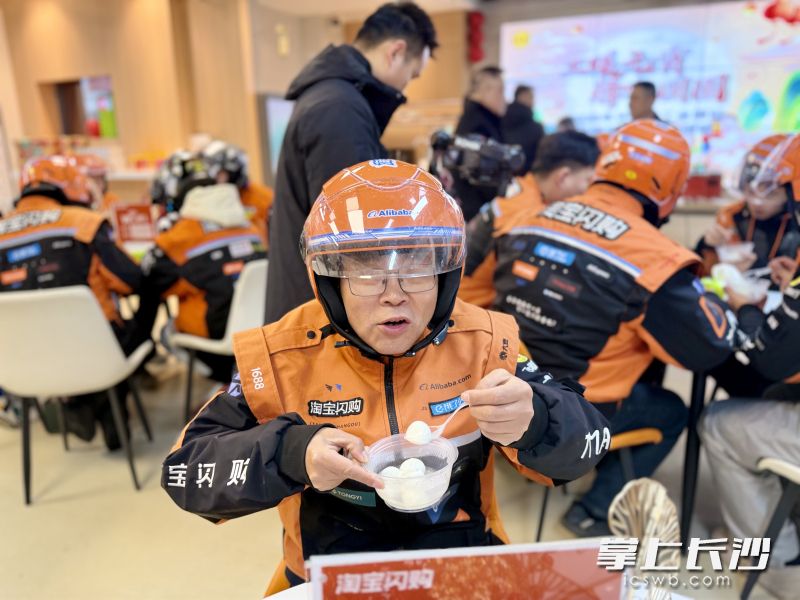 驿站里吃碗热汤圆暖胃暖心。均为长沙晚报全媒体记者 李卓 摄 驿站里吃碗热汤圆暖胃暖心。均为长沙晚报全媒体记者 李卓 摄