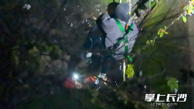 一孩童不小心坠入井洞。 均为长沙晚报通讯员 朱栋材 摄