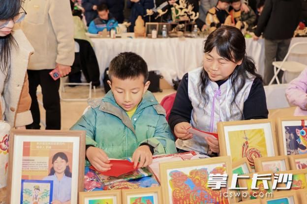 市民体验剪纸。 均为主办方供图