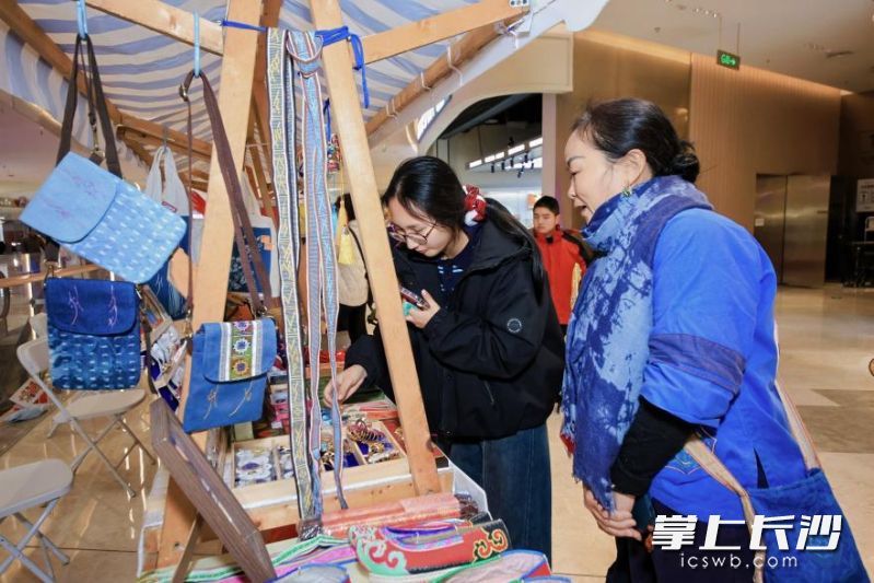 市民打卡非遗集市。