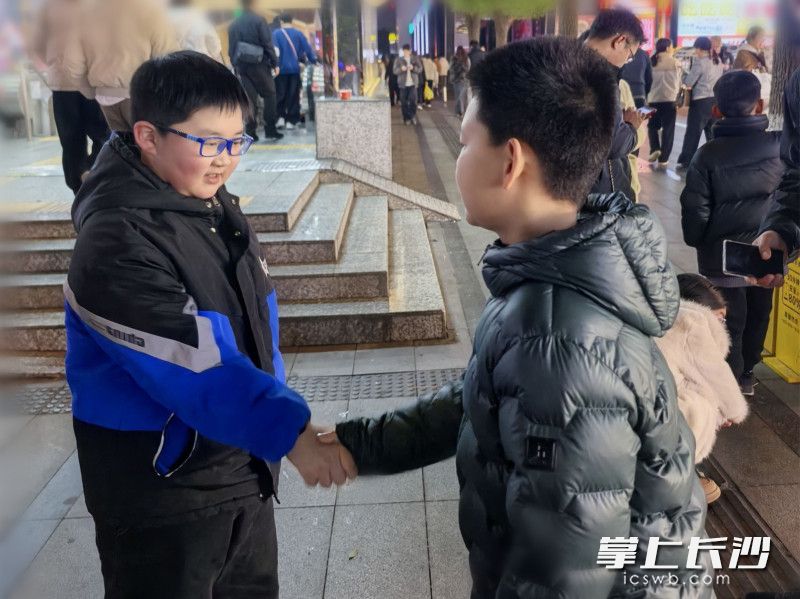 褚汪镕(左)在地铁口与从无锡赶来长沙与李梓圻终于“笔友见面”了。均为通讯员 侯旺杰 供图 褚汪镕(左)在地铁口与从无锡赶来长沙与李梓圻终于“笔友见面”了。均为通讯员 侯旺杰 供图