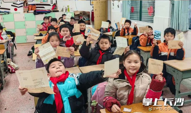 天鸿小学发起的书信交流活动,让湘苏两地的少年结下友情。 天鸿小学发起的书信交流活动,让湘苏两地的少年结下友情。