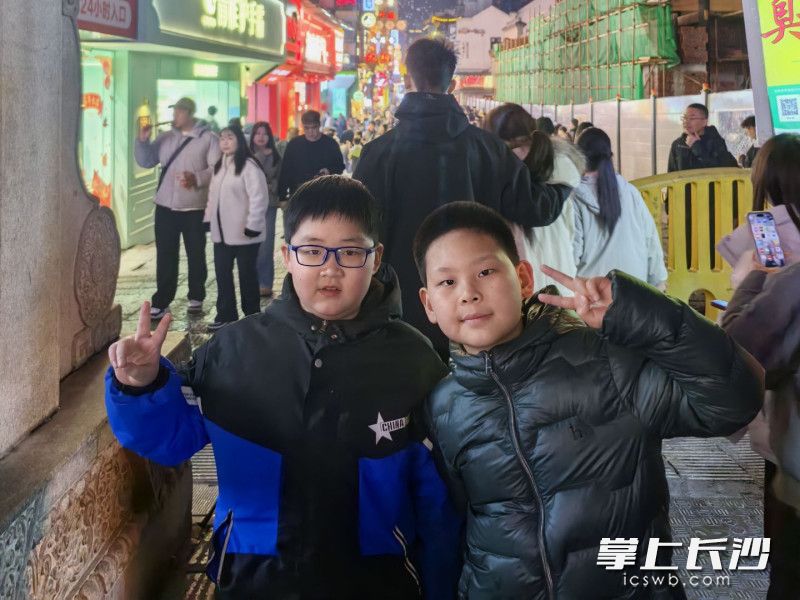 两名书信交流的好朋友,终于在长沙街头并肩漫步。 两名书信交流的好朋友,终于在长沙街头并肩漫步。