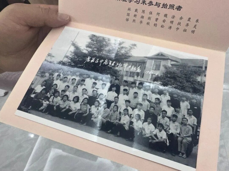 长沙雅礼中学高36班的校友们,毕业六十六载,从海内外重返母校,耄耋之年的他们将珍藏一生的毕业旧照赠予母校。学校供图 长沙雅礼中学高36班的校友们,毕业六十六载,从海内外重返母校,耄耋之年的他们将珍藏一生的毕业旧照赠予母校。学校供图