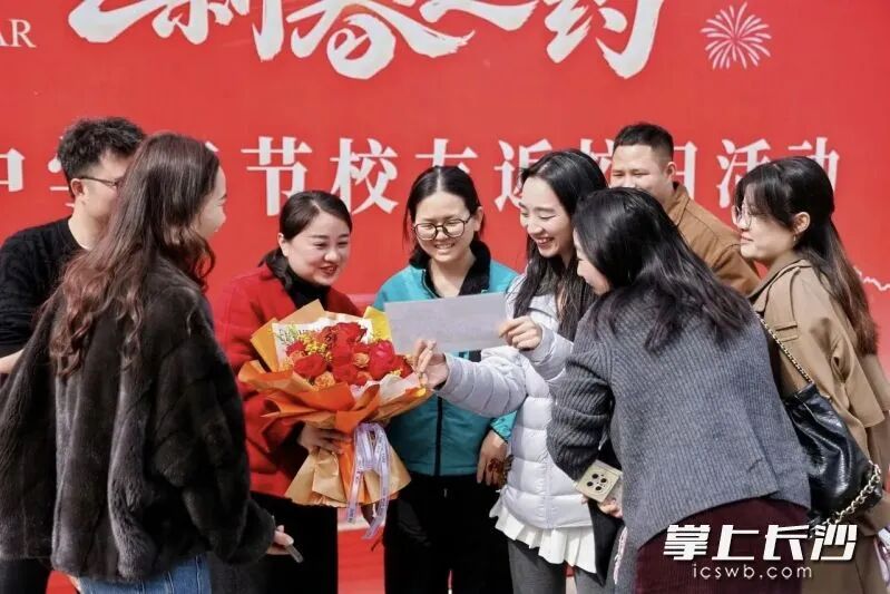 位于官渡镇的浏阳四中迎来一场“母校的新春之约”。 位于官渡镇的浏阳四中迎来一场“母校的新春之约”。