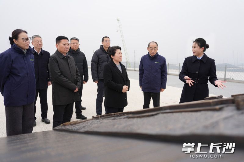 3月3日,省委常委、市委书记吴桂英走访调研重点企业,来到中联重科股份有限公司。 3月3日,省委常委、市委书记吴桂英走访调研重点企业,来到中联重科股份有限公司。