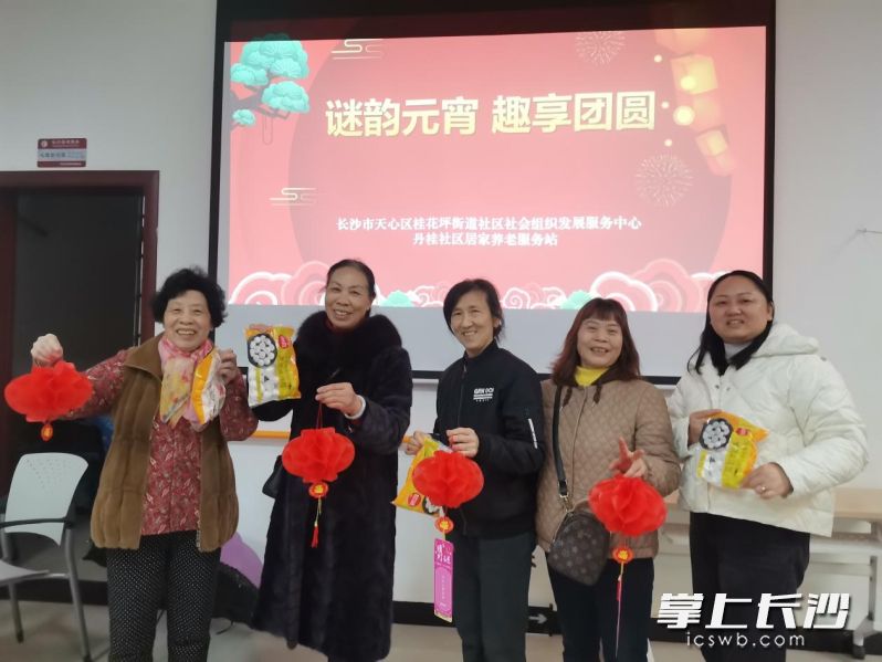 活动合影,记录下温馨团圆的时刻。 活动合影,记录下温馨团圆的时刻。