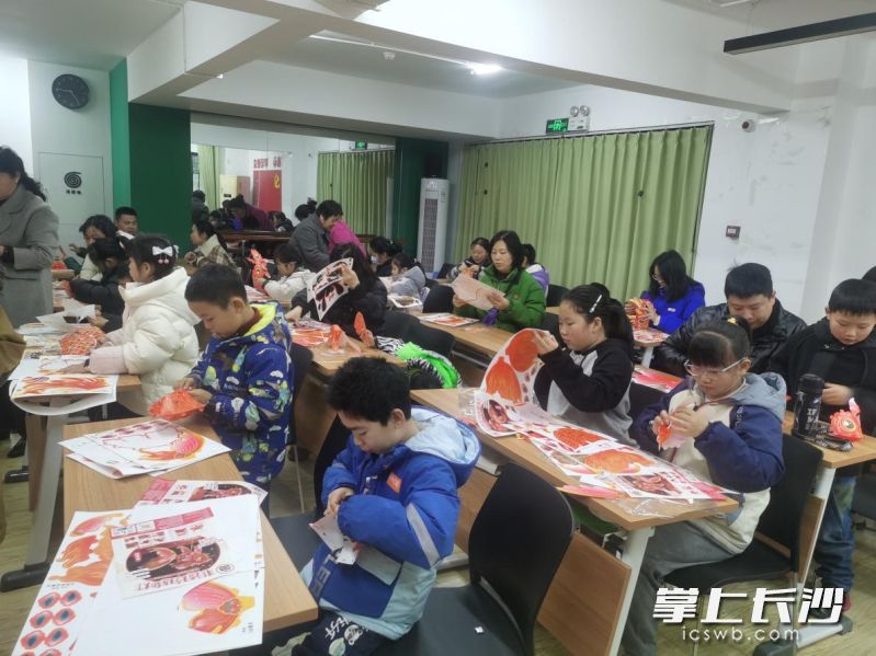 巧手做鱼灯。均为通讯员邹进供图 巧手做鱼灯。均为通讯员邹进供图