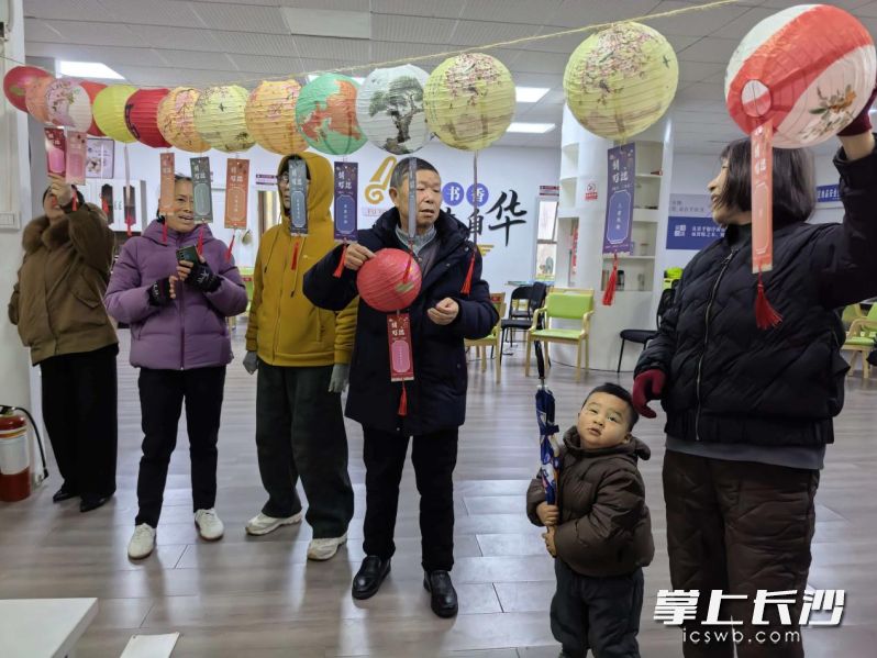 居民们看谜面、猜谜底。 居民们看谜面、猜谜底。