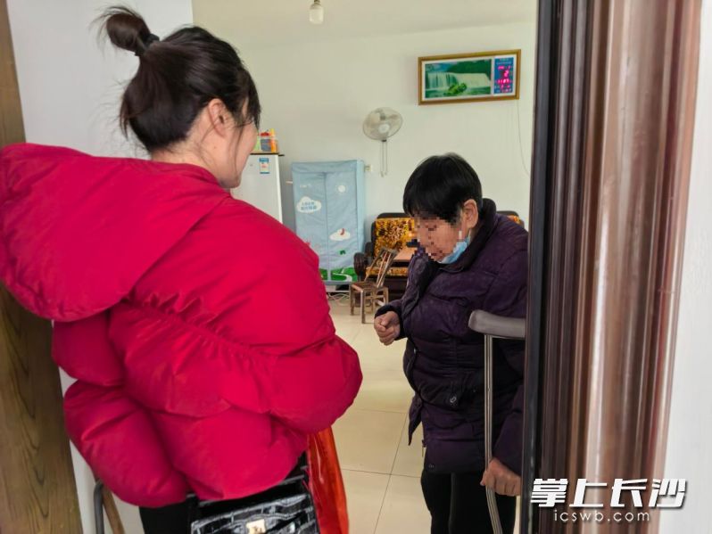 志愿者上门为高龄独居老人和残疾老人送去节日问候。 志愿者上门为高龄独居老人和残疾老人送去节日问候。