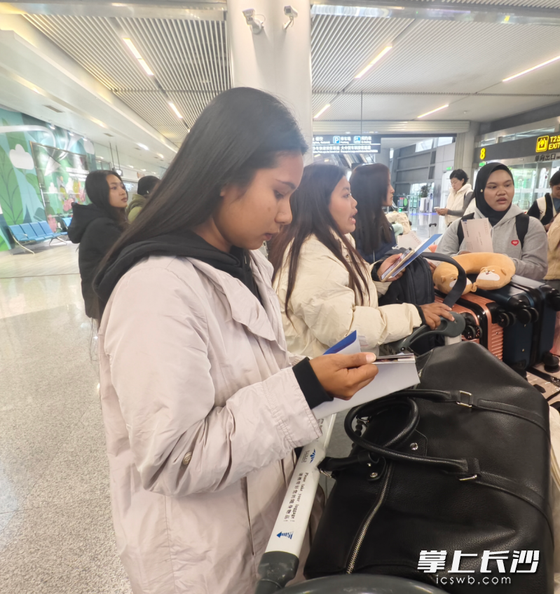 泰国游客翻阅长沙文旅宣传册。