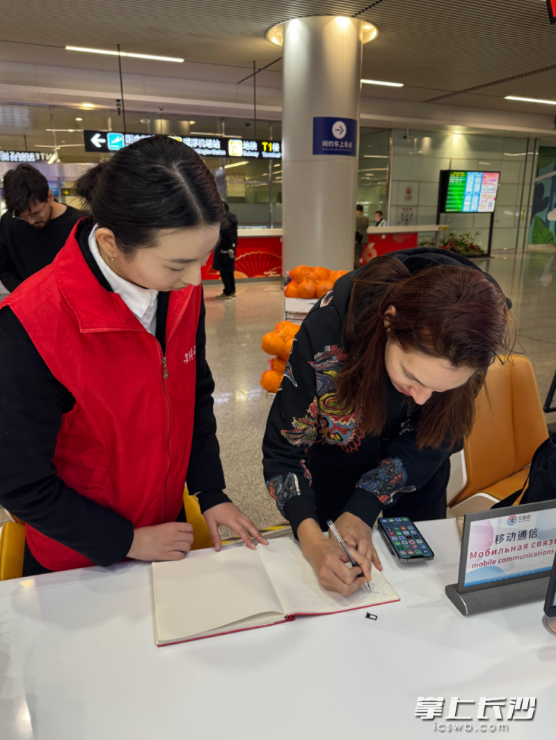 工作人员为境外游客提供服务。均为主办方 供图