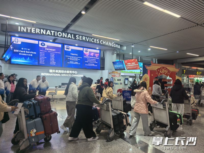 境外游客抵达黄花机场。