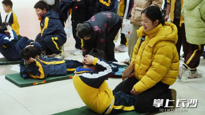 “马力全开”项目中，几名学生在做仰卧起坐。均为长沙晚报通讯员 李静 供图