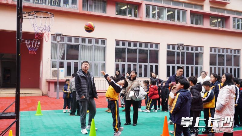 “马到成功”挑战区，一名学生正在投篮。