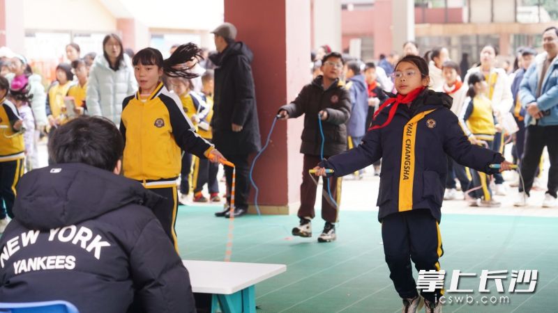 “马不停蹄”活动中，同学们正在跳绳。