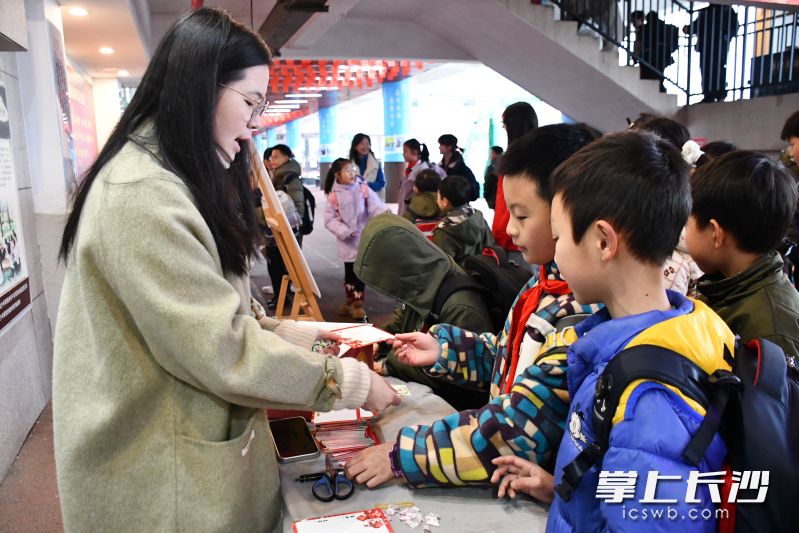 孩子们在仪式感与趣味性中，满电出发、向美而行。