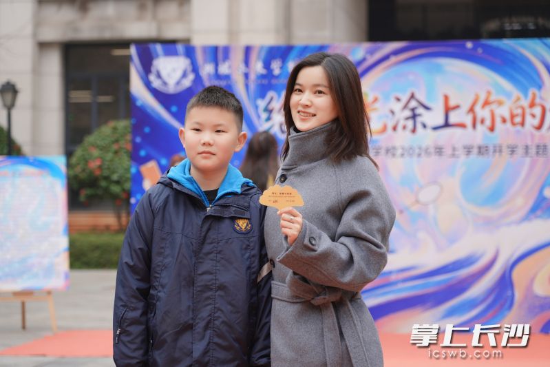 学校设计彩色入校、色彩盲盒、主题作品展等环节，让学生化身时光“调色师”，在趣味体验中收心聚力。