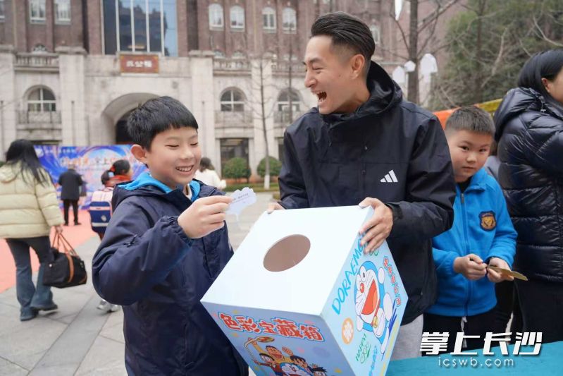 今日湘珺未来学校举行2026年春季开学主题活动《给时光涂上你的颜色》。长沙晚报通讯员 朱畅 摄