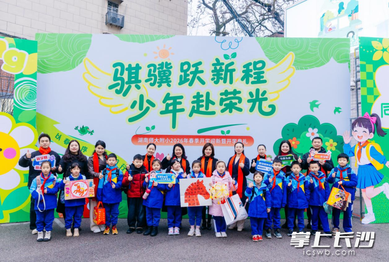 新学期践行雷锋精神、传递正能量。