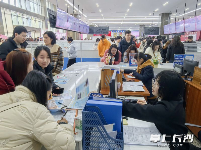 本次专场招聘会有近700人进场，累计达成初步就业意向306人次。 均为长沙晚报通讯员陈盼供图