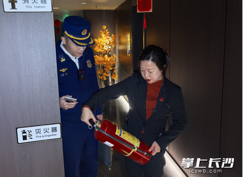 图为消防员正在检查。 长沙晚报通讯员 寻艳 摄