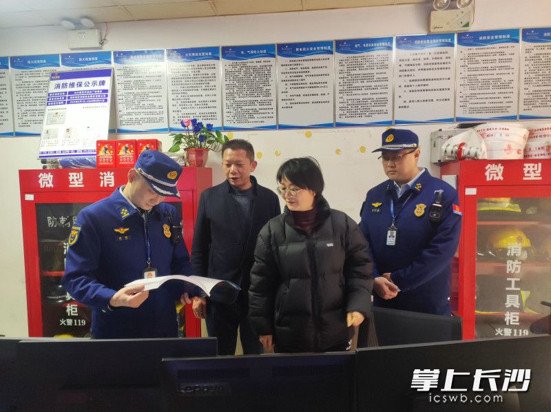图为消防人员正在进行检查。 长沙晚报通讯员 王磊 摄