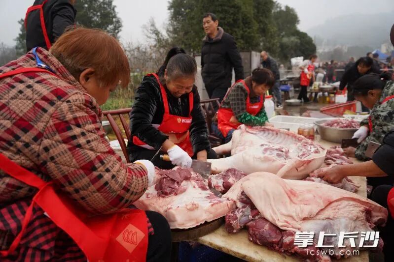 白若铺镇杀年猪活动，新鲜美味的生猪与村民幸福的笑容交相辉映。