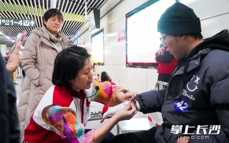 志愿者为市民免费提供服务。