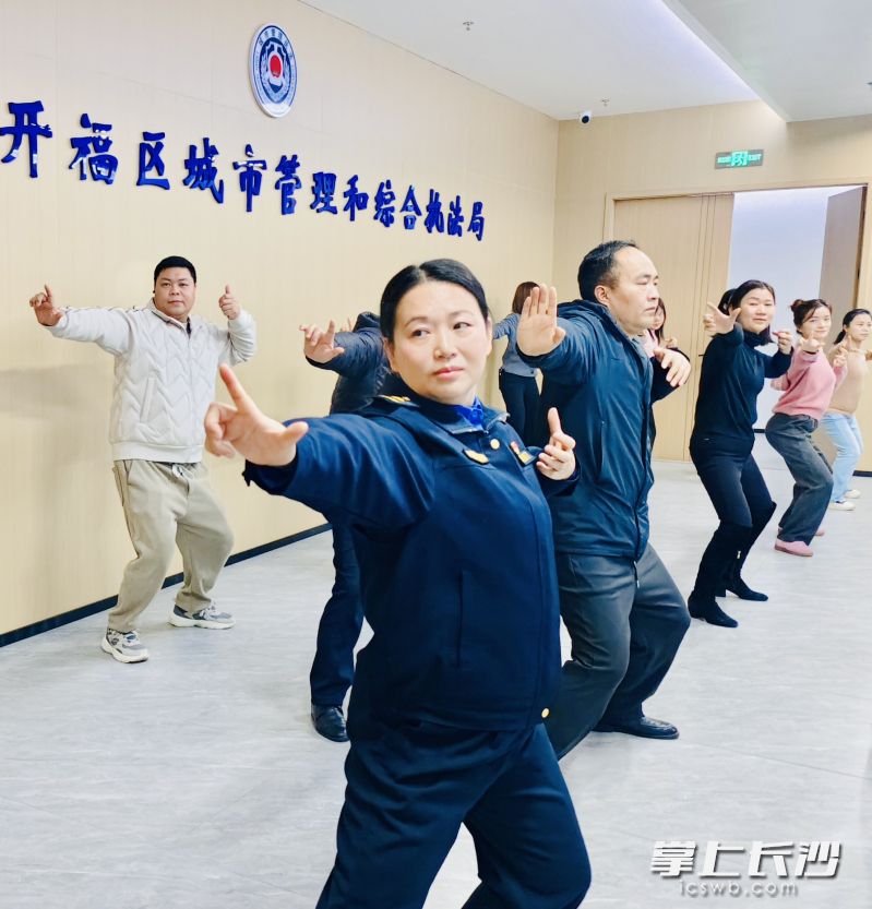 习练八段锦养身修心。