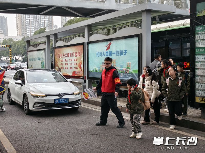 清晨7时,志愿者们准时到岗,在学校门口、周边路口、天桥及人行道等重点区域忙碌穿梭。 均为长沙晚报全媒体记者周游、通讯员李华摄 清晨7时,志愿者们准时到岗,在学校门口、周边路口、天桥及人行道等重点区域忙碌穿梭。 均为长沙晚报全媒体记者周游、通讯员李华摄